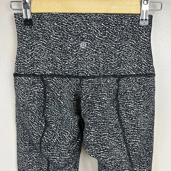 Lululemon Wunder Under Pant Leggings Size 4 Luon Ripple Black White Athletic - Picture 8 of 8